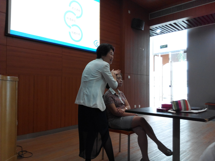 赵燕老师现场为台湾大奶
老师做妆容指导